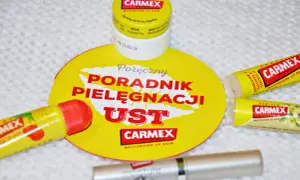 Różne produkty Carmex, w tym klasyczny balsam do ust w słoiczku i sztyfcie, poradnik pielęgnacji ust. Choć Carmex jest popularny, warto znać potencjalne **Carmex skutki uboczne**.
