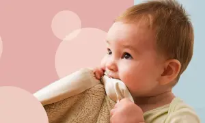 Maluch gryzie kocyk, być może z powodu dyskomfortu związanego z ząbkowaniem, który czasem może prowadzić do wymiotów.
