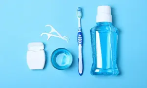 Szczoteczka, nić dentystyczna, płyn do płukania ust i kubek – wszystko, czego potrzebujesz, by zapobiec próchnicy.