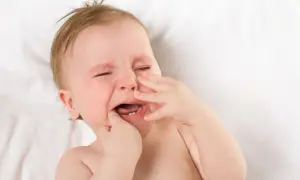 Płacz dziecka z powodu ząbkowania, które powoduje senność i dyskomfort.