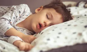 Dziecko śpi z otwartą buzią. Spanie z otwartą buzią u dorosłych przyczyny mogą być różne, np. zatkany nos.