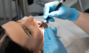 Dentysta bada jamę ustną pacjentki, szukając potencjalnego polipa w zatoce szczękowej.