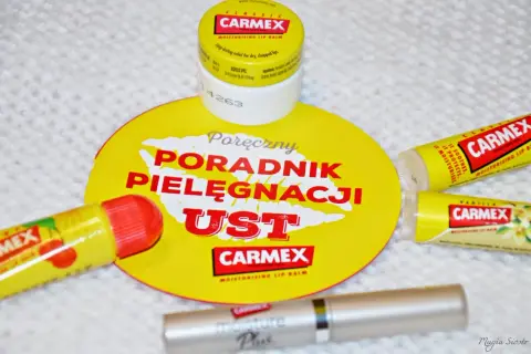 Różne produkty Carmex, w tym klasyczny balsam do ust w słoiczku i sztyfcie, poradnik pielęgnacji ust. Choć Carmex jest popularny, warto znać potencjalne **Carmex skutki uboczne**.