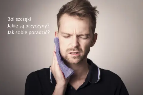 Mężczyzna z bólem szczęki, przykłada zimny okład. Tekst: "Ból szczęki. Jakie są przyczyny? Jak sobie poradzić?".