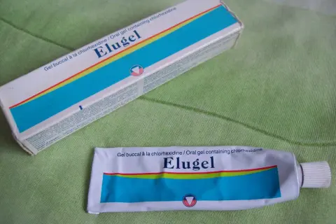 Elugel – żel do stosowania jamy ustnej z chlorheksydyną, idealny do pielęgnacji dziąseł i zębów.
