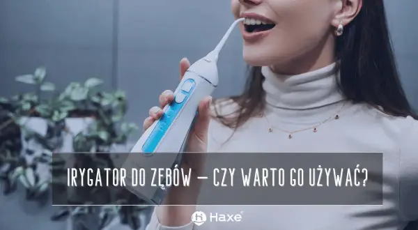 Kobieta używa irygatora do zębów, by zadbać o higienę jamy ustnej. Czy warto go używać?