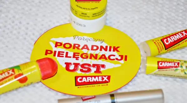 Różne produkty Carmex, w tym klasyczny balsam do ust w słoiczku i sztyfcie, poradnik pielęgnacji ust. Choć Carmex jest popularny, warto znać potencjalne **Carmex skutki uboczne**.