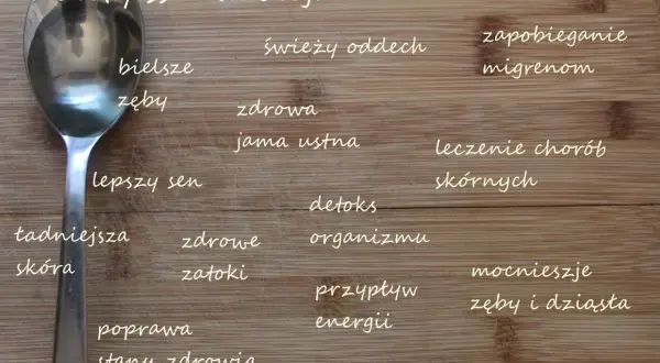 Płukanie ust olejem kokosowym: bielsze zęby, świeży oddech, lepszy sen, zdrowsza jama ustna, detoks, zdrowsze zatoki, poprawa stanu zdrowia, zapobieganie migrenom, leczenie chorób skórnych, mocniejsze zęby i dziąsła.