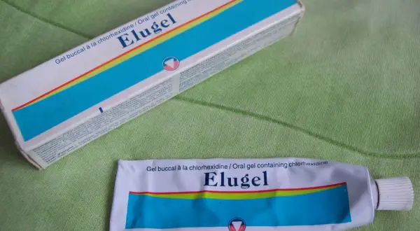 Elugel – żel do stosowania jamy ustnej z chlorheksydyną, idealny do pielęgnacji dziąseł i zębów.