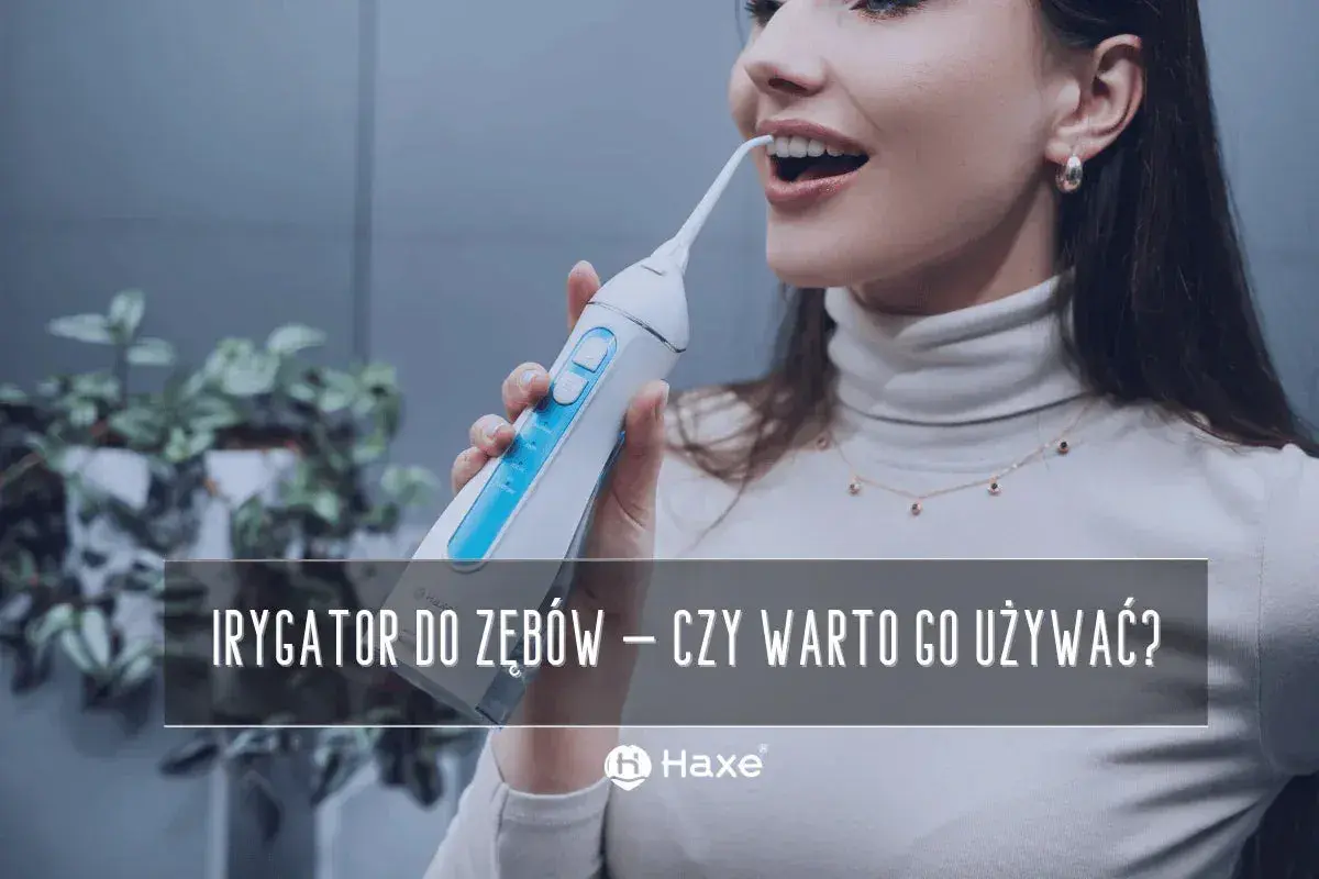 Kobieta używa irygatora do zębów, by zadbać o higienę jamy ustnej. Czy warto go używać?