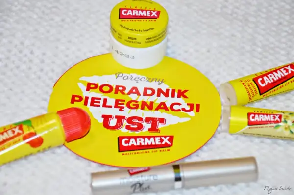 Różne produkty Carmex, w tym klasyczny balsam do ust w słoiczku i sztyfcie, poradnik pielęgnacji ust. Choć Carmex jest popularny, warto znać potencjalne **Carmex skutki uboczne**.